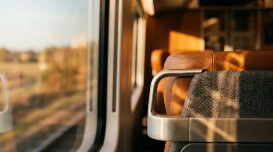 Vue conceptuelle abstraite représentant l'optimisation tarifaire des voyages en train de luxe