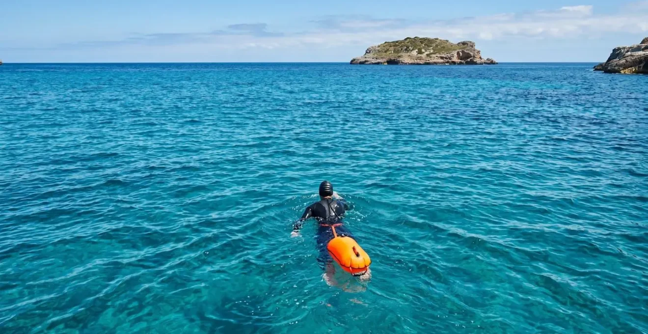 Nageur en eau libre avec système de bouée et sac étanche pour matériel photo