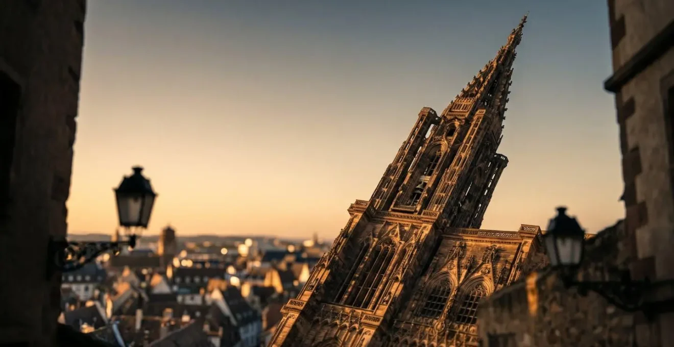 Vue en contre-plongée d'une flèche de cathédrale gothique catalane servant de point de repère urbain